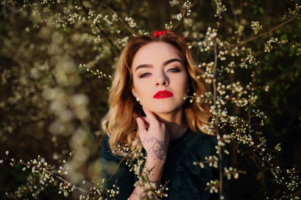 How Can You Style a Cape Blazer for a Chic and Powerful Conference Presence?